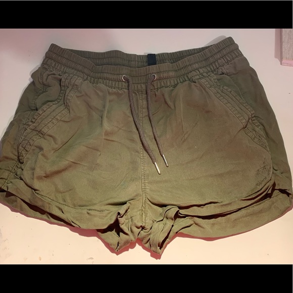 H&M shorts not very stretchy but fits well - Picture 1 of 1